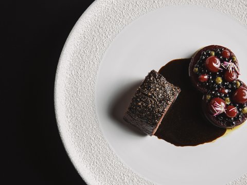 Unser Restaurant im Pitztal Elegantes Gericht mit gebratenem Fleisch und kreativer Beilage auf weißem Teller