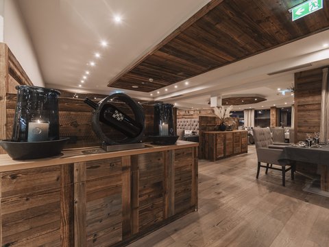 Unser Restaurant im Pitztal Elegantes Restaurant mit Holzakzenten und gedämpfter Beleuchtung