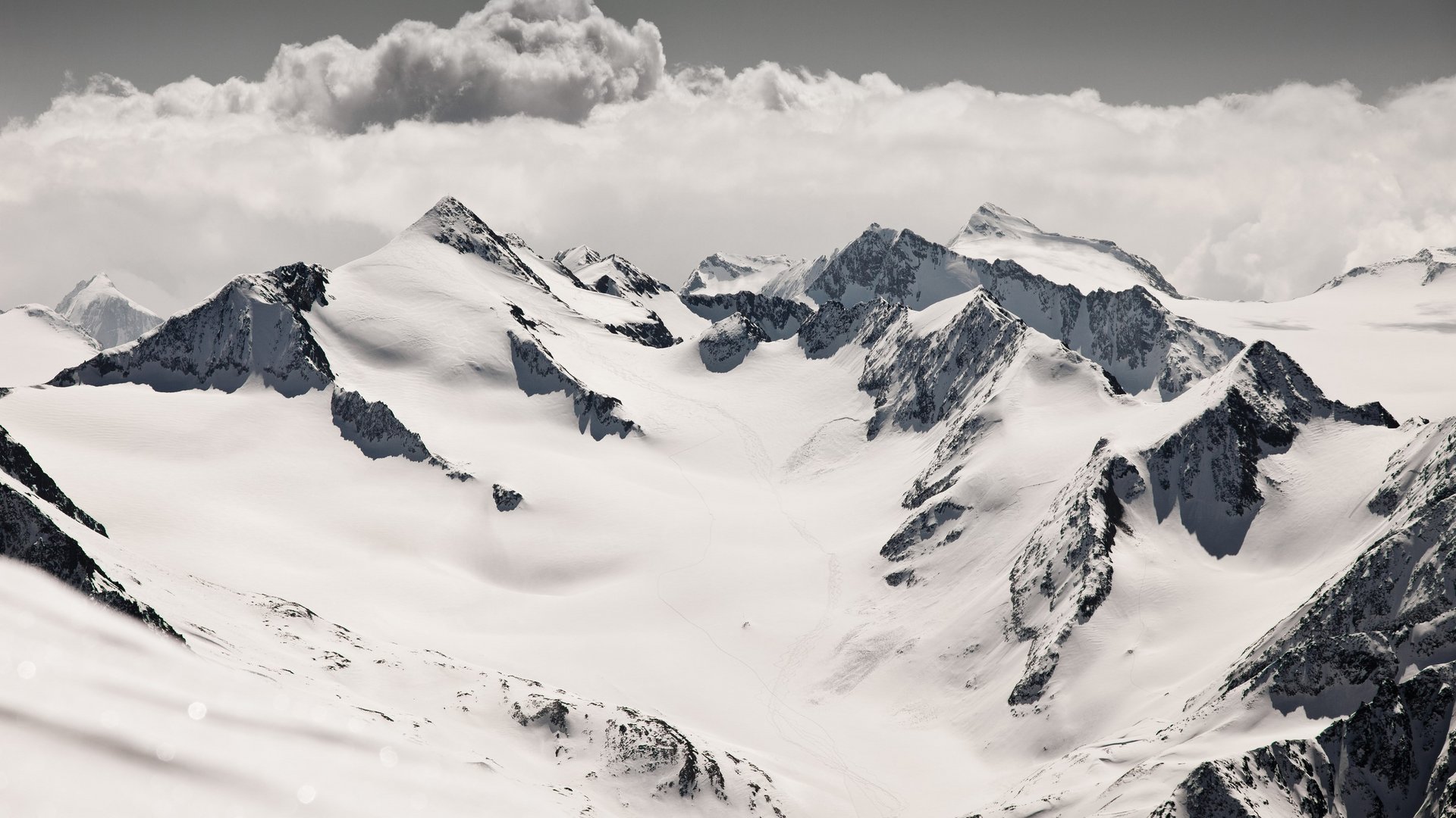 Mehr als nur Skifahren im Pitztal Schneebedeckte Berggipfel unter bewölktem Himmel
