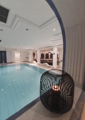 Holiday in Pitztal? Accommodation with pep! Indoor area with lit swimming pool and candle in decorative cage