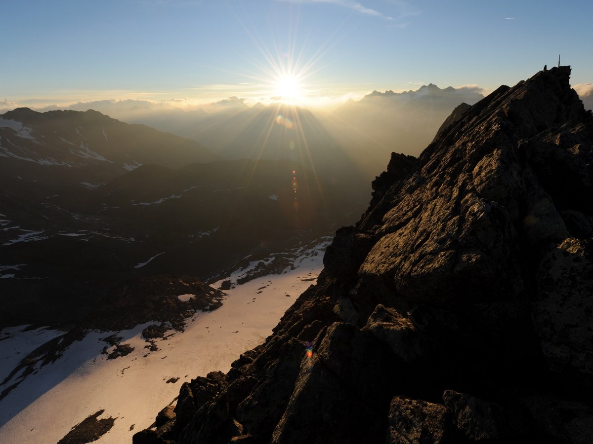 DAS Hotel in St. Leonhard im Pitztal: Alpine Resort Sportalm Sonnenaufgang über verschneiten Bergen mit felsigem Gipfel im Vordergrund