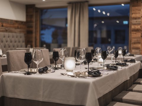 Unser Restaurant im Pitztal Eleganter gedeckter Esstisch in einem Restaurant mit Kerzenlicht