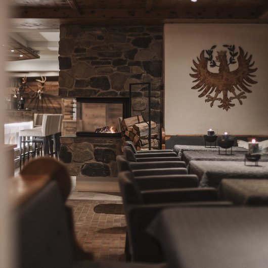 Nicht irgendein Pitztal-Resort: Alpine Resort Sportalm! Gemütliches Restaurant mit Kamin, Holzdekor und Kerzenbeleuchtung