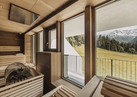 Bilder aus der Sportalm Sauna mit großen Fenstern und Bergblick auf schneebedeckte Gipfel