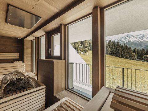 Bilder aus der Sportalm Sauna mit großen Fenstern und Bergblick auf schneebedeckte Gipfel
