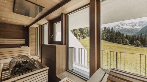 Bilder aus der Sportalm Sauna mit großen Fenstern und Bergblick auf schneebedeckte Gipfel