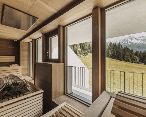 Bilder aus der Sportalm Sauna mit großen Fenstern und Bergblick auf schneebedeckte Gipfel