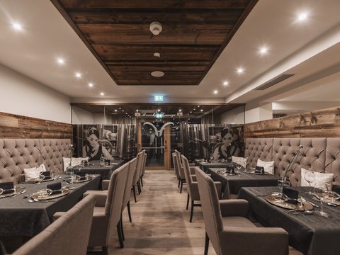 Unser Restaurant im Pitztal Eleganter Speiseraum mit bequemen Sesseln und gedeckten Tischen