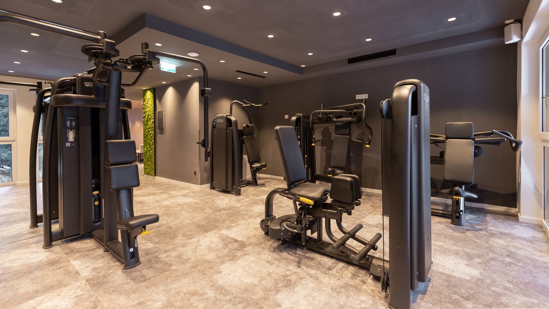 Wellness hotel in Pitztal: pure relaxation Modern gym machines in a bright and clean fitness room