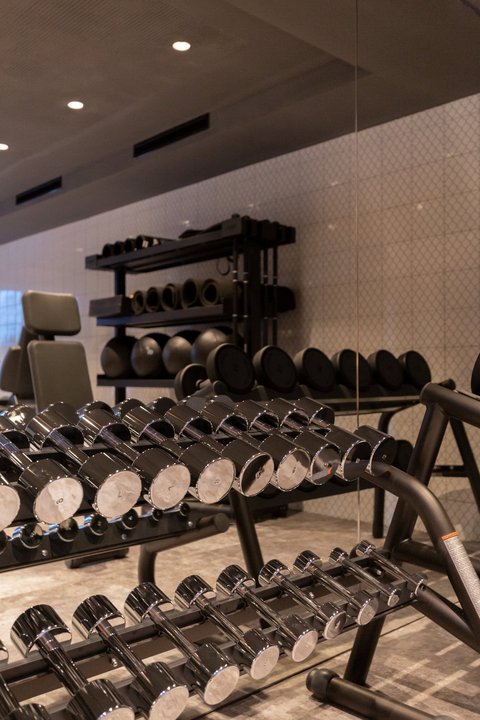 Bilder aus der Sportalm Dumbbells und Fitnessgeräte in einem modernen Fitnessstudio