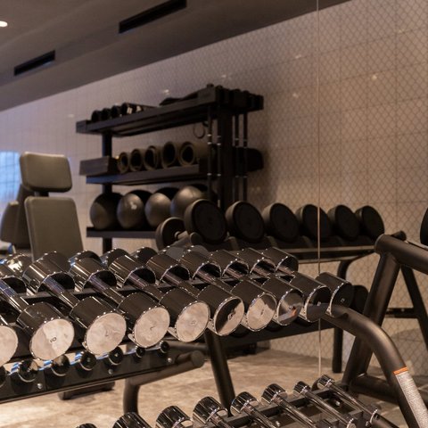 Bilder aus der Sportalm Dumbbells und Fitnessgeräte in einem modernen Fitnessstudio
