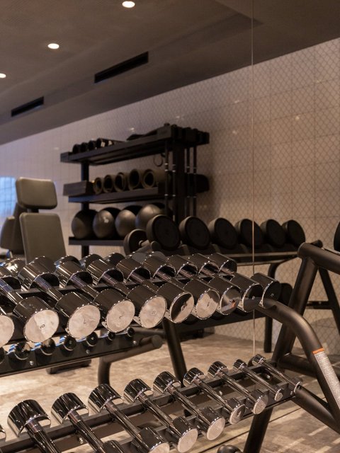 Bilder aus der Sportalm Dumbbells und Fitnessgeräte in einem modernen Fitnessstudio