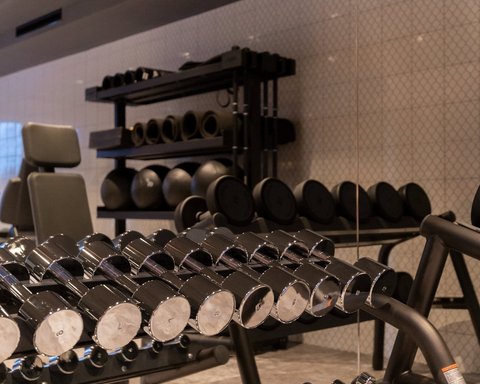 Bilder aus der Sportalm Dumbbells und Fitnessgeräte in einem modernen Fitnessstudio