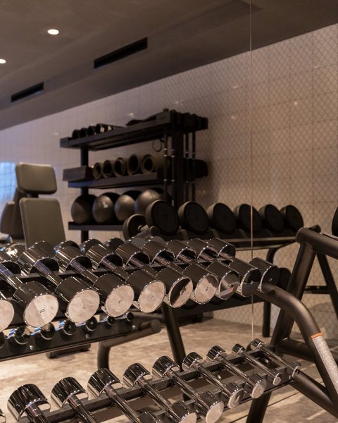 Bilder aus der Sportalm Dumbbells und Fitnessgeräte in einem modernen Fitnessstudio