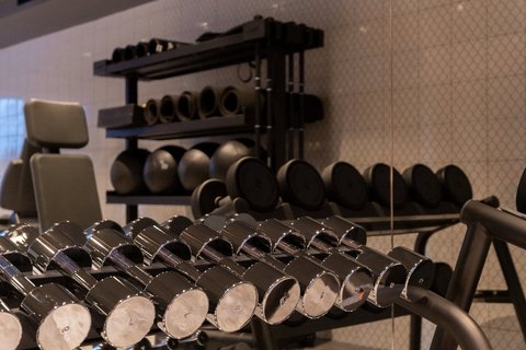 Bilder aus der Sportalm Dumbbells und Fitnessgeräte in einem modernen Fitnessstudio