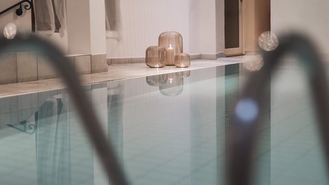 Bilder aus der Sportalm Innenpool mit Kerzen in dekorativen Laternen auf dem Boden