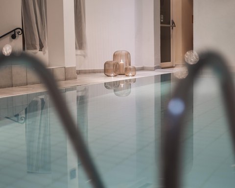 Bilder aus der Sportalm Innenpool mit Kerzen in dekorativen Laternen auf dem Boden