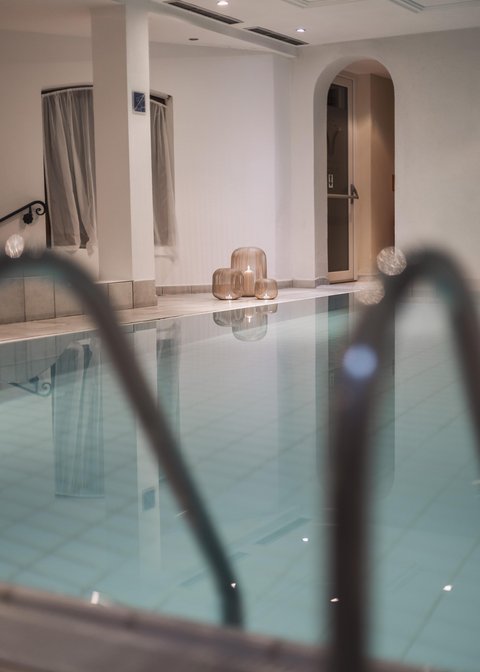 Bilder aus der Sportalm Innenpool mit Kerzen in dekorativen Laternen auf dem Boden