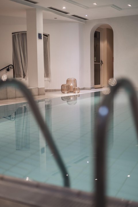 Bilder aus der Sportalm Innenpool mit Kerzen in dekorativen Laternen auf dem Boden