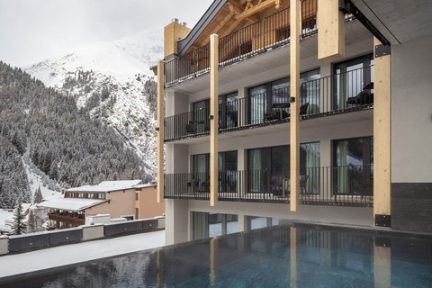 Bilder aus der Sportalm Moderne Lodge mit Pool und verschneiten Bergen im Hintergrund