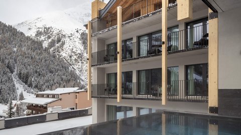 Bilder aus der Sportalm Moderne Lodge mit Pool und verschneiten Bergen im Hintergrund