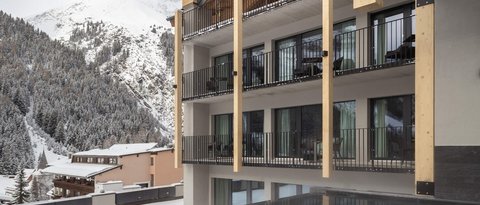 Bilder aus der Sportalm Moderne Lodge mit Pool und verschneiten Bergen im Hintergrund