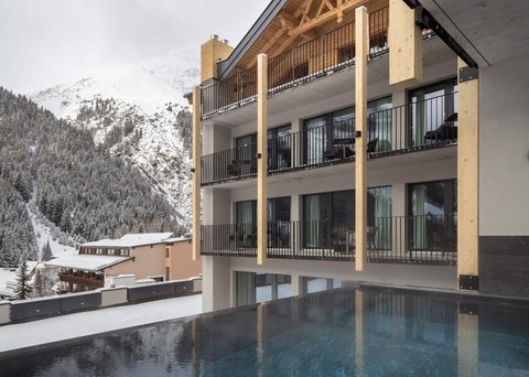 Bilder aus der Sportalm Moderne Lodge mit Pool und verschneiten Bergen im Hintergrund