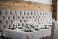 Eleganter gedeckter Tisch mit Gläsern und Servietten in einem Restaurant
