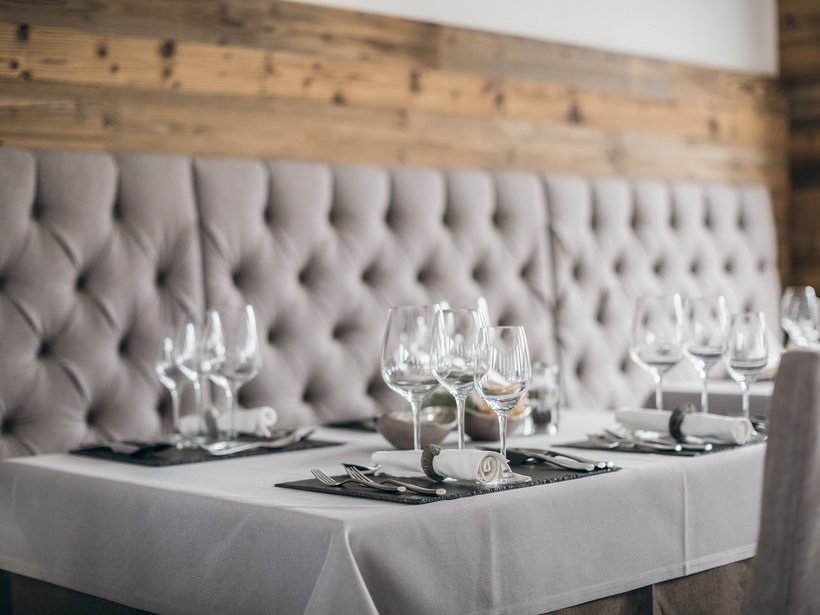 Nicht irgendein Pitztal-Resort: Alpine Resort Sportalm! Eleganter gedeckter Tisch mit Gläsern und Servietten in einem Restaurant