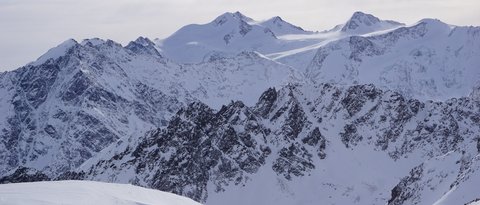 Bilder aus der Sportalm Schneebedeckte Berggipfel unter bewölktem Himmel