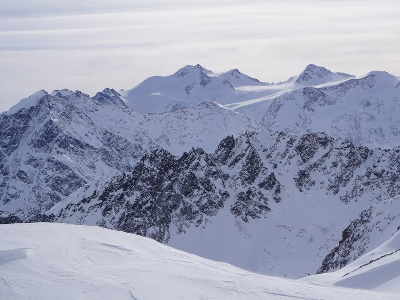 Nicht irgendein Pitztal-Resort: Alpine Resort Sportalm! Schneebedeckte Berggipfel unter bewölktem Himmel