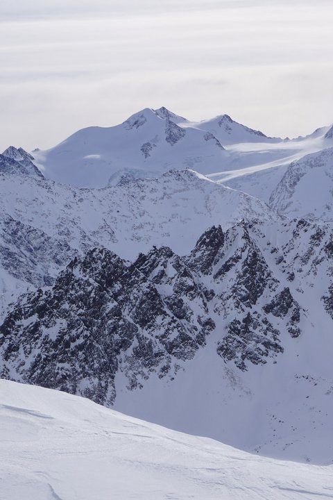 Bilder aus der Sportalm Schneebedeckte Berggipfel unter bewölktem Himmel