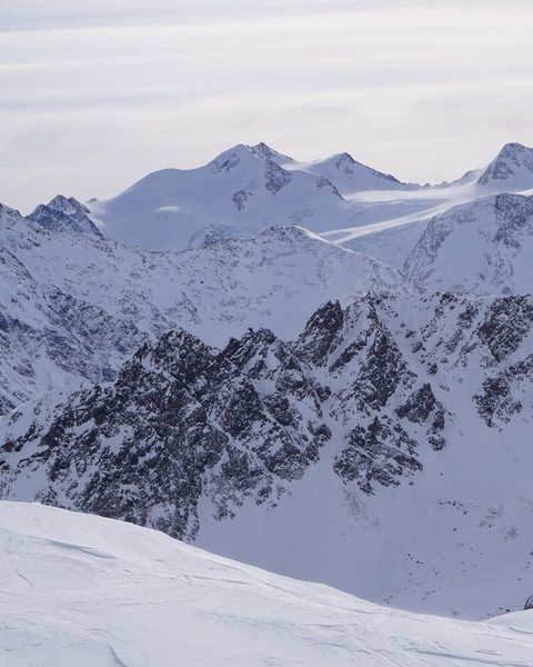 Bilder aus der Sportalm Schneebedeckte Berggipfel unter bewölktem Himmel