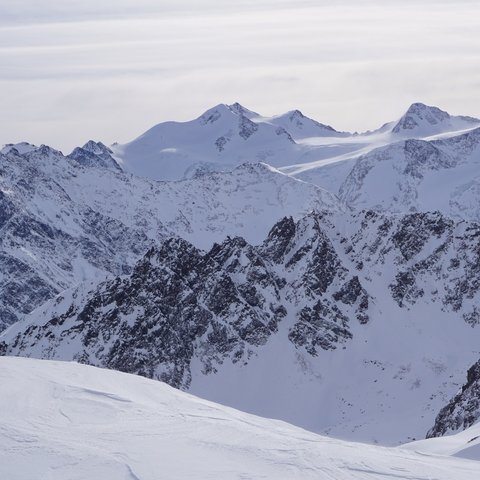 Bilder aus der Sportalm Schneebedeckte Berggipfel unter bewölktem Himmel