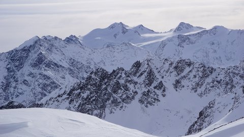 Bilder aus der Sportalm Schneebedeckte Berggipfel unter bewölktem Himmel