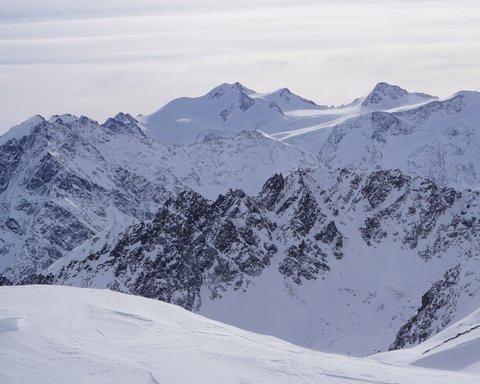 Bilder aus der Sportalm Schneebedeckte Berggipfel unter bewölktem Himmel