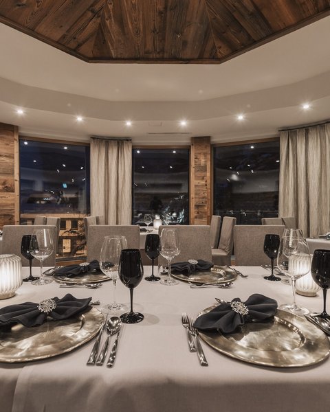 Bilder aus der Sportalm Elegantes Restaurant mit gedecktem Tisch und Kerzenlicht bei Nacht