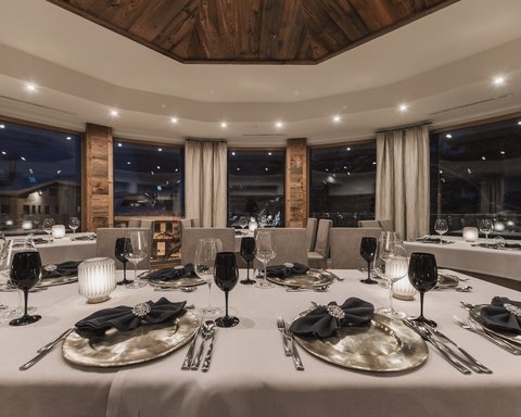 Bilder aus der Sportalm Elegantes Restaurant mit gedecktem Tisch und Kerzenlicht bei Nacht