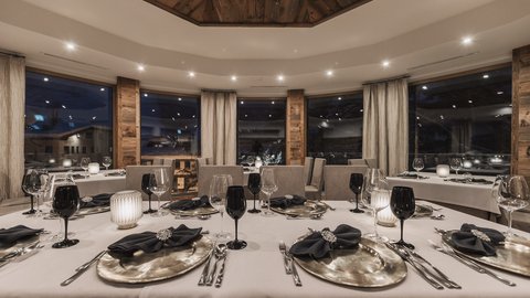Bilder aus der Sportalm Elegantes Restaurant mit gedecktem Tisch und Kerzenlicht bei Nacht