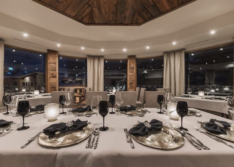 Bilder aus der Sportalm Elegantes Restaurant mit gedecktem Tisch und Kerzenlicht bei Nacht