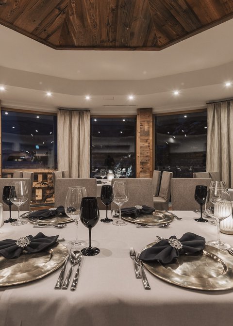 Bilder aus der Sportalm Elegantes Restaurant mit gedecktem Tisch und Kerzenlicht bei Nacht