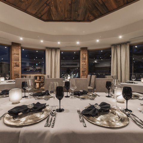 Bilder aus der Sportalm Elegantes Restaurant mit gedecktem Tisch und Kerzenlicht bei Nacht