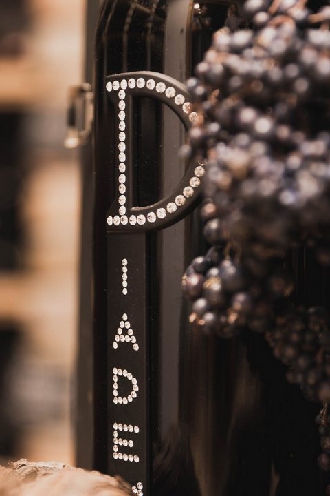 Bilder aus der Sportalm Weinflasche neben Trauben und Korken in einer warmen Atmosphäre