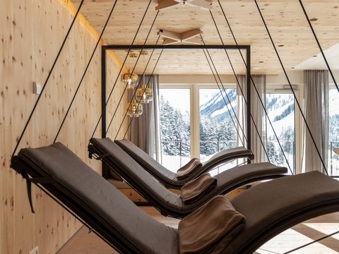Bilder aus der Sportalm Moderne Hängeliegen mit Kissen in einem Holzraum mit Bergblick