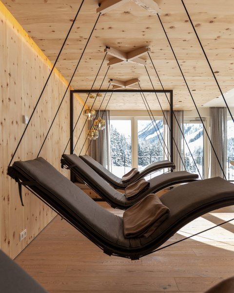 Bilder aus der Sportalm Moderne Hängeliegen mit Kissen in einem Holzraum mit Bergblick
