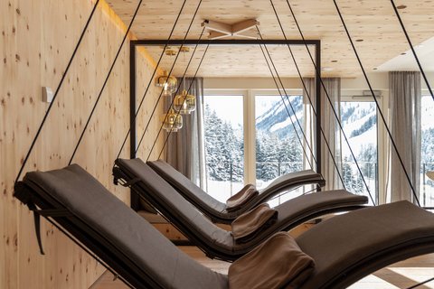Bilder aus der Sportalm Moderne Hängeliegen mit Kissen in einem Holzraum mit Bergblick
