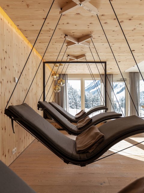 Bilder aus der Sportalm Moderne Hängeliegen mit Kissen in einem Holzraum mit Bergblick