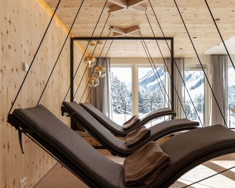 Bilder aus der Sportalm Moderne Hängeliegen mit Kissen in einem Holzraum mit Bergblick