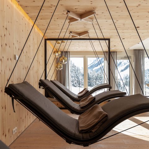 Bilder aus der Sportalm Moderne Hängeliegen mit Kissen in einem Holzraum mit Bergblick