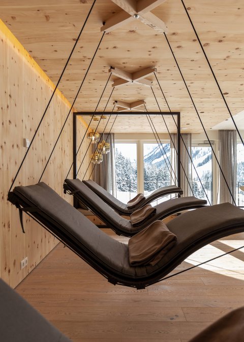 Bilder aus der Sportalm Moderne Hängeliegen mit Kissen in einem Holzraum mit Bergblick